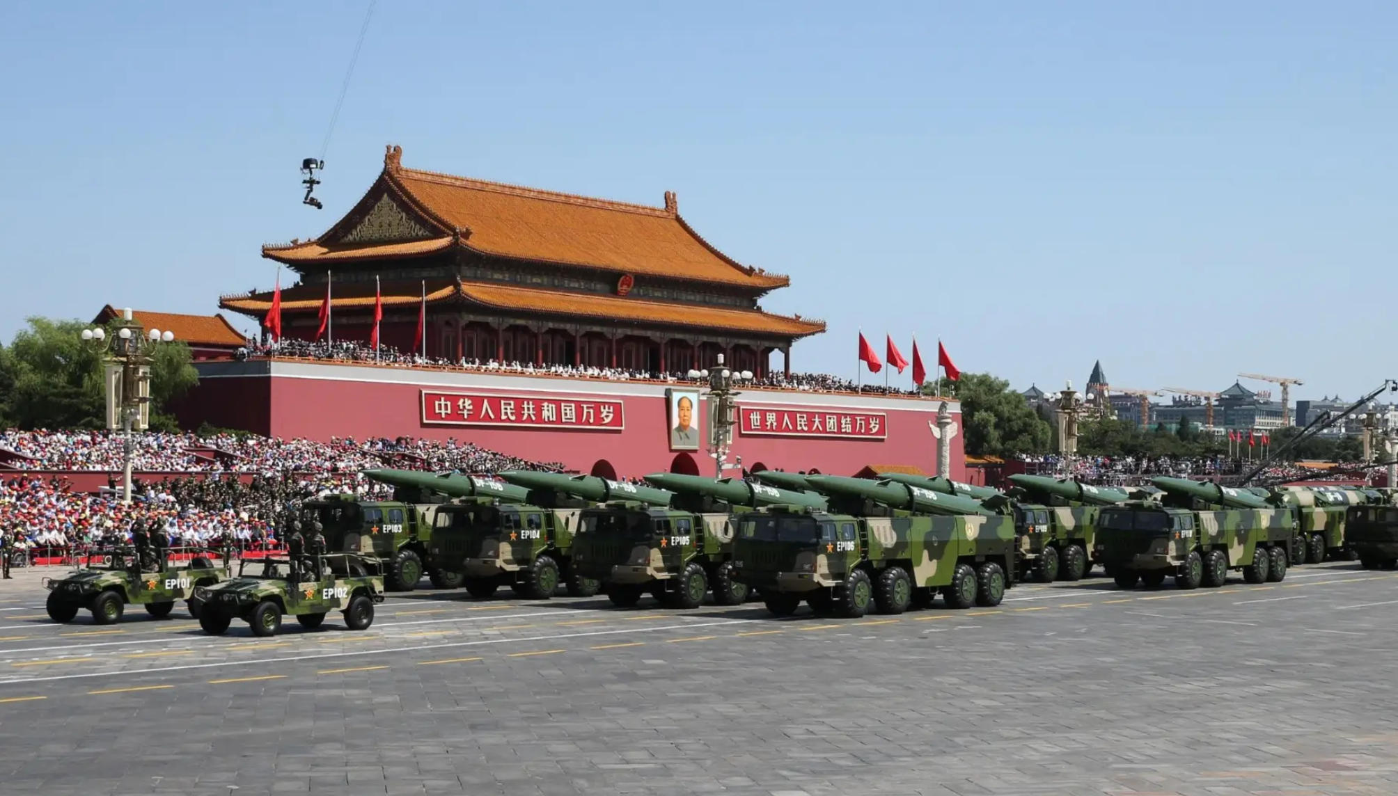 南京蓝宝石环保设备有限公司组织观看抗战胜利80周年阅兵仪式